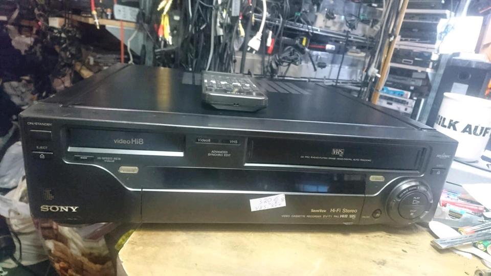 SONY EV-T1VC, VHS + Hi8 Videorecorder, 2 in 1, etwas DEFEKT!!