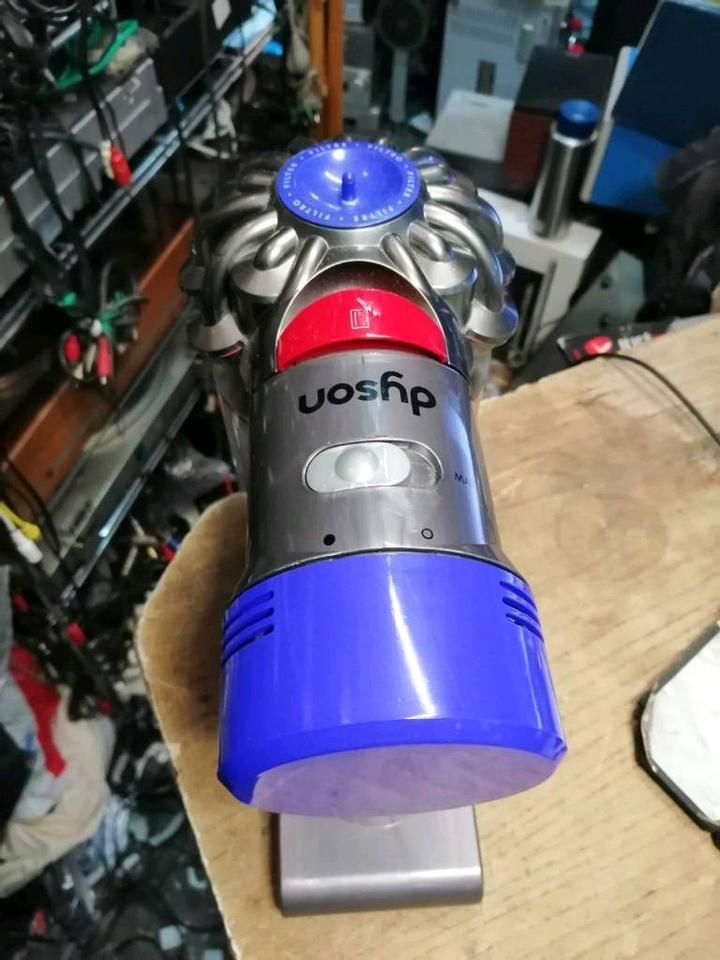 DYSON V8 absolute+, Akku-Staubsauger mit Zubehör!! guter Zustand!