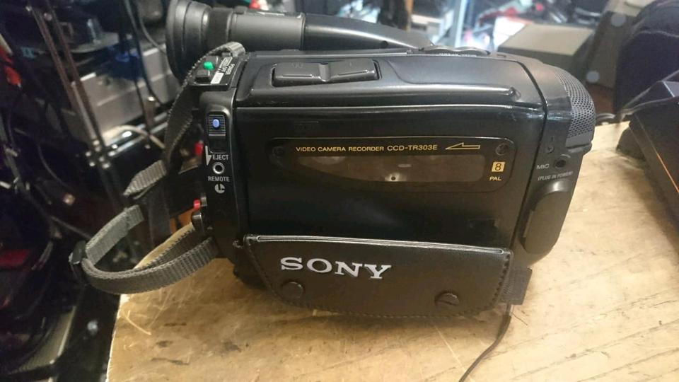 SONY CCD-TR303E, Videocamera Video 8, mit Zubehör!!