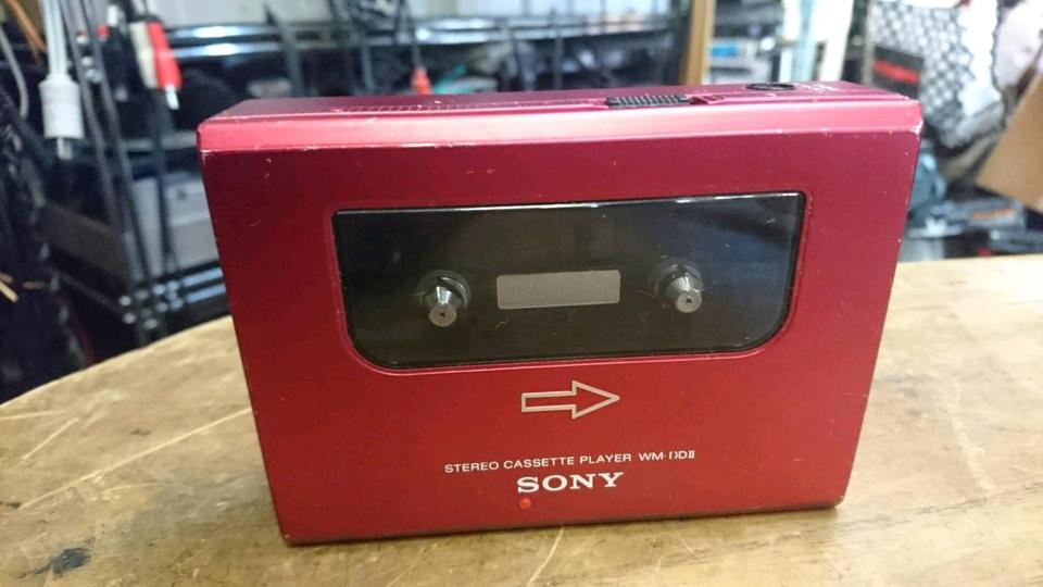 SONY WM-DD II, Walkman, rot-metallic, OHNE Adapter!