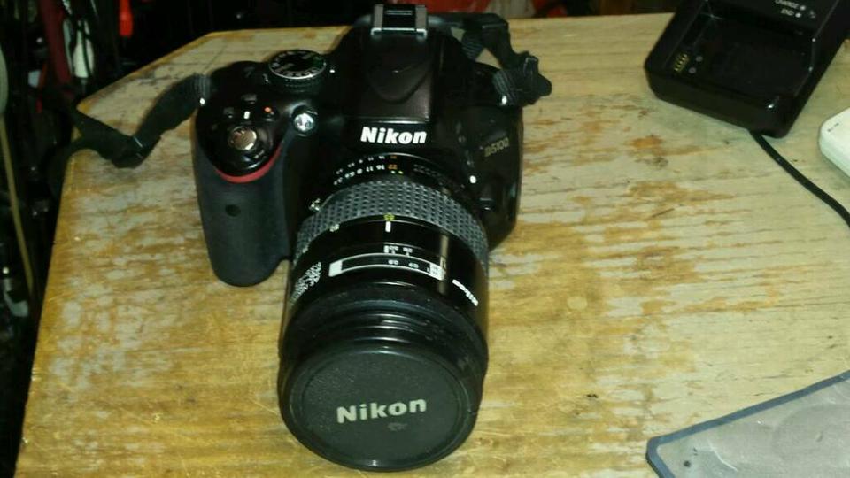 NIKON D5100 Digitalcamera + Objektiv NIKKOR 28-85 mm