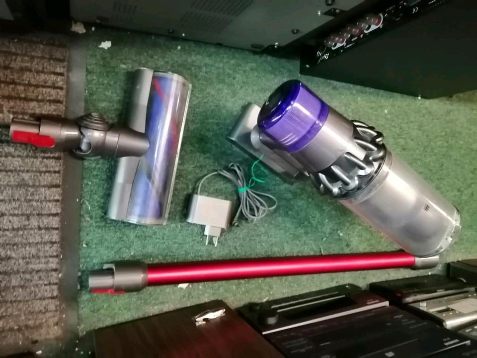 DYSON V11, Akku-Staubsauger mit Zubehör!!!