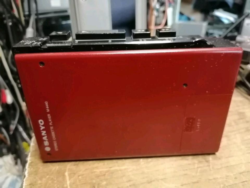 SANYO M4440, Walkman, rot, OHNE Adapter!!!