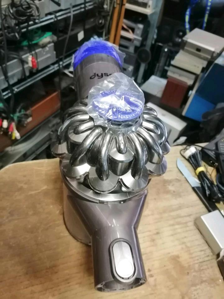 DYSON V6 Fluffy, Akku-Staubsauger mit Zubehör!!