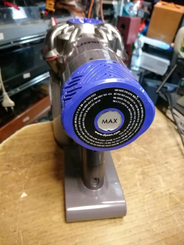 DYSON V6 fluffy, Akku-Staubsauger mit Zubehör