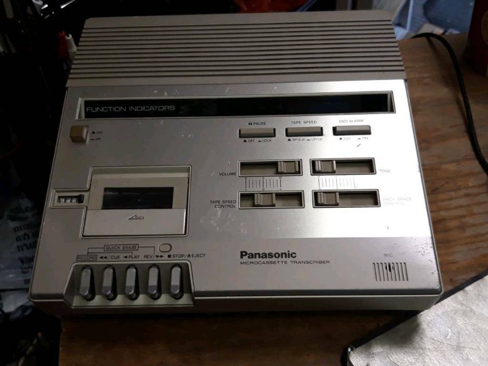 PANASONIC RR-Z950, Diktiergerät mit festem Kabel und Zubehör.