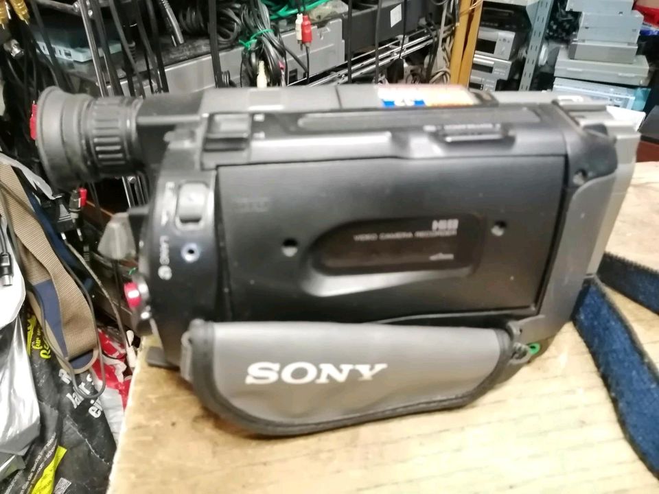 SONY CCD-TR845E, Videocamera Hi8 und Video 8 + Zubehör!!!