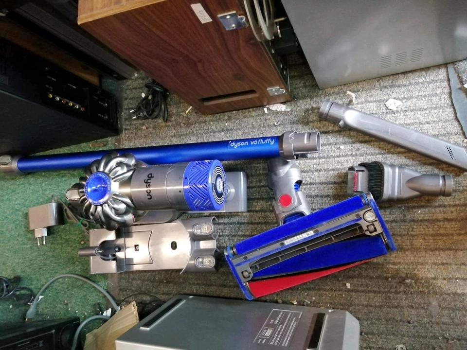 DYSON V6 fluffy, Akku-Staubsauger mit Zubehör