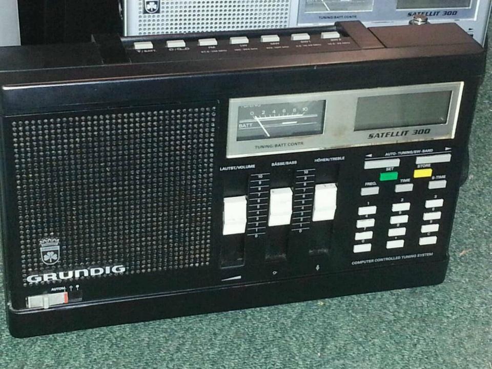 2 GRUNDIG Satellit 300, 2 Radios, Silber und schwarz