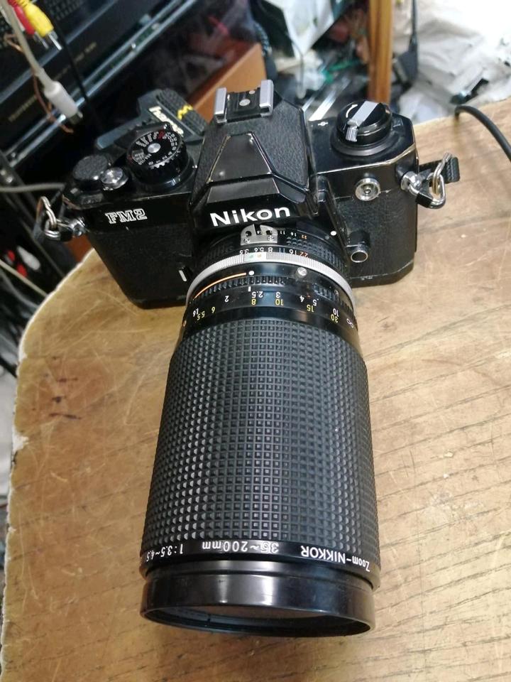 NIKON FM2 Analog-Kamera + ZOOM NIKKOR 35~200 mm Objektiv!!