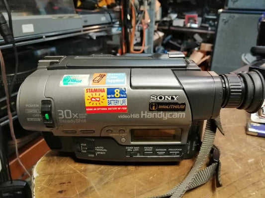 SONY CCD-TR825E, Videocamera Hi8 und Video 8, mit Zubehör!!!