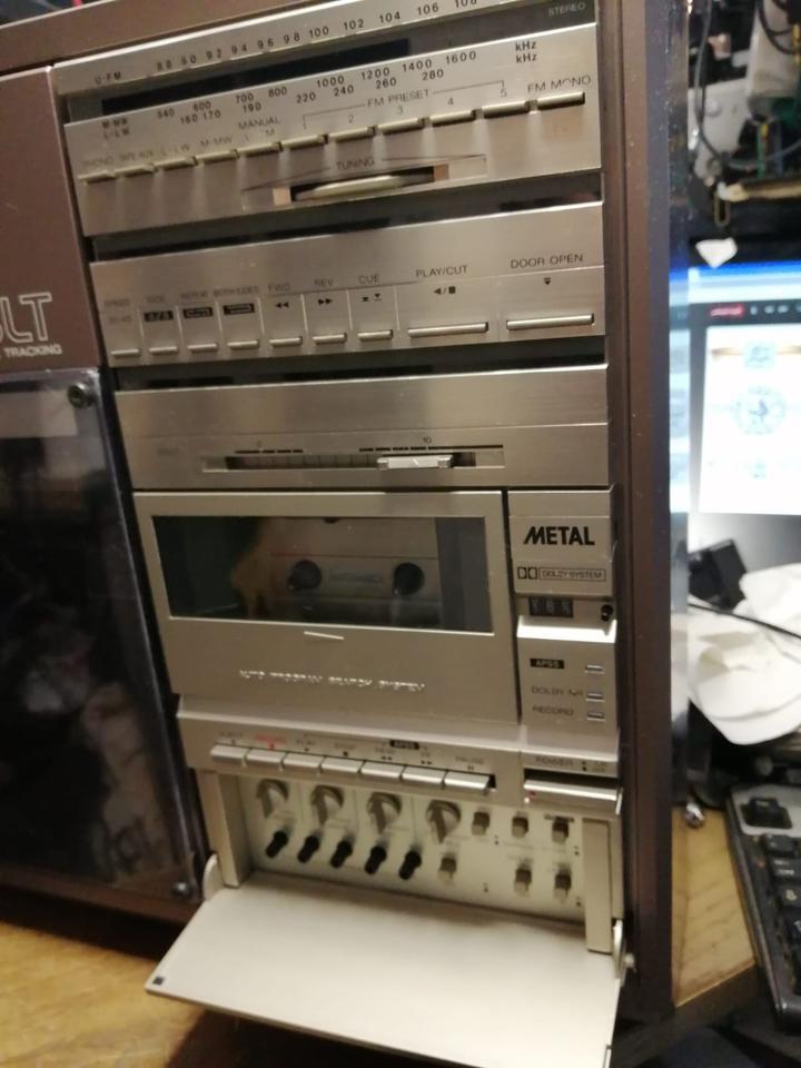 SHARP VZ-3500, Plattenspieler/Radio/Cassette/Verstärker!!!