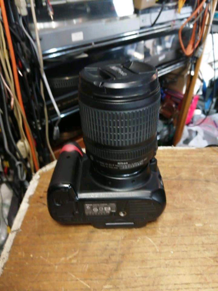 NIKON D5000 Digital-Kamera + NIKON NIKKOR Objektiv, guter Zustan!