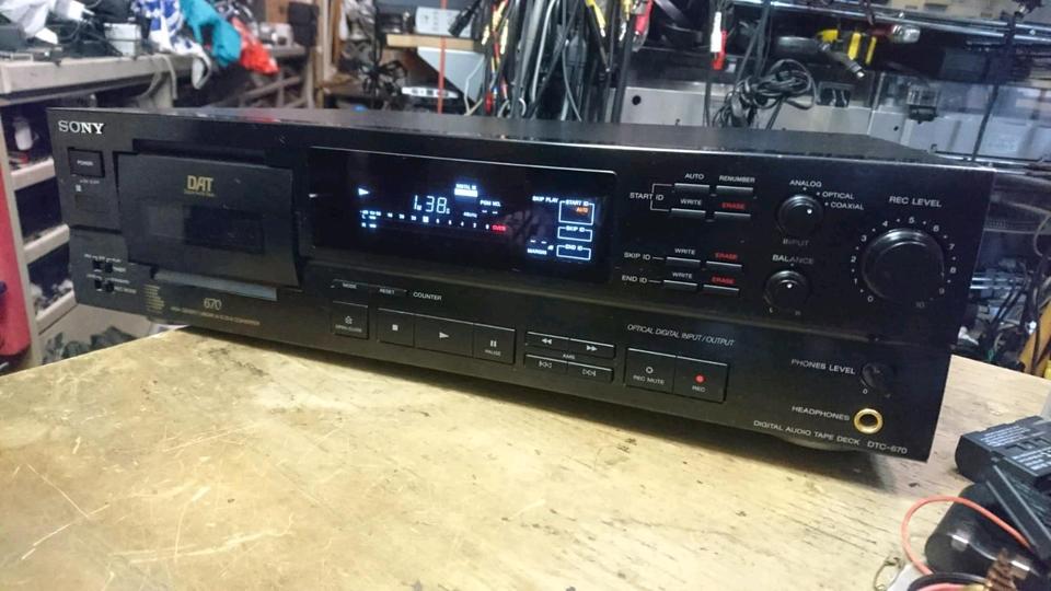 SONY DTC-670, Digital DAT-Recorder, etwas DEFEKT!!!