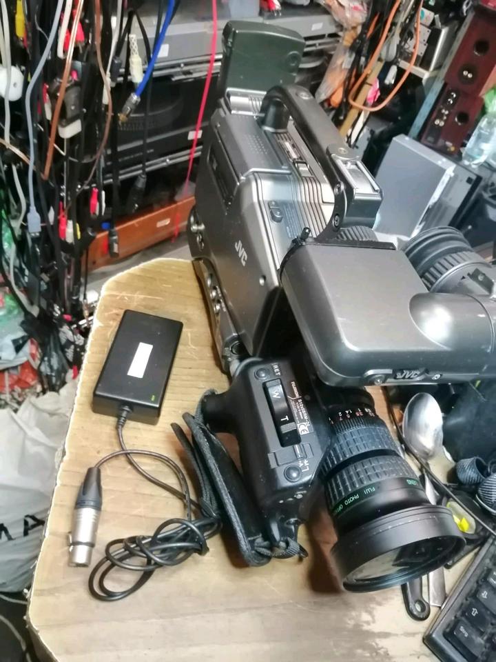 JVC GY-DV500, MiniDV-Videocamera mit einem Adapter!!