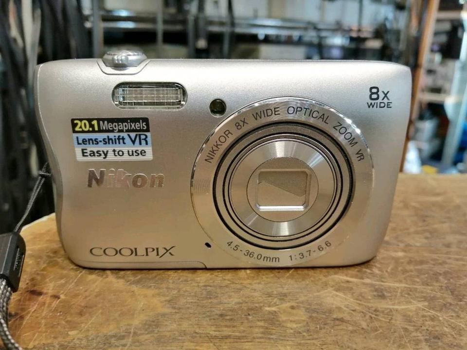 NIKON COOLPIX S3700, Digital-Kamera mit Zubehör, guter Zustand!!