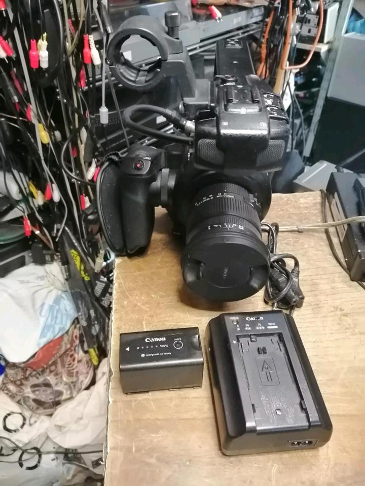 CANON EOS C100, Digital-Kamera mit SIGMA Objektiv, guter Zustand