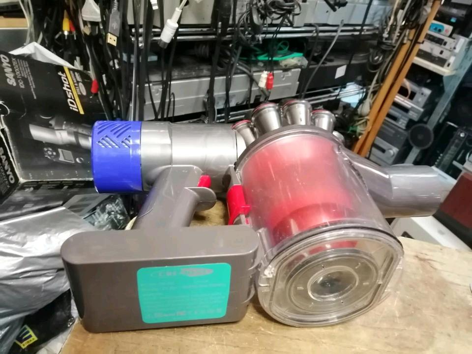 DYSON V6 Total Clean, Akku-Staubsauger mit NEUEN Akku und Zubehö!