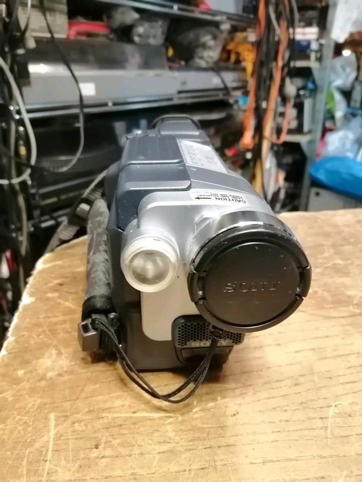 SONY DCR-TRV 145E Digital 8, Videocamera mit Zubehör!!