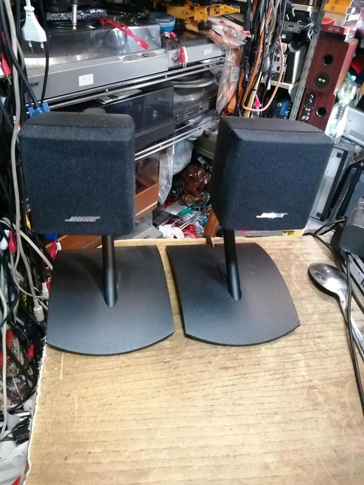 2 BOSE Tischstative UTS-20 + BOSE Boxen Series II, guter Zustand!