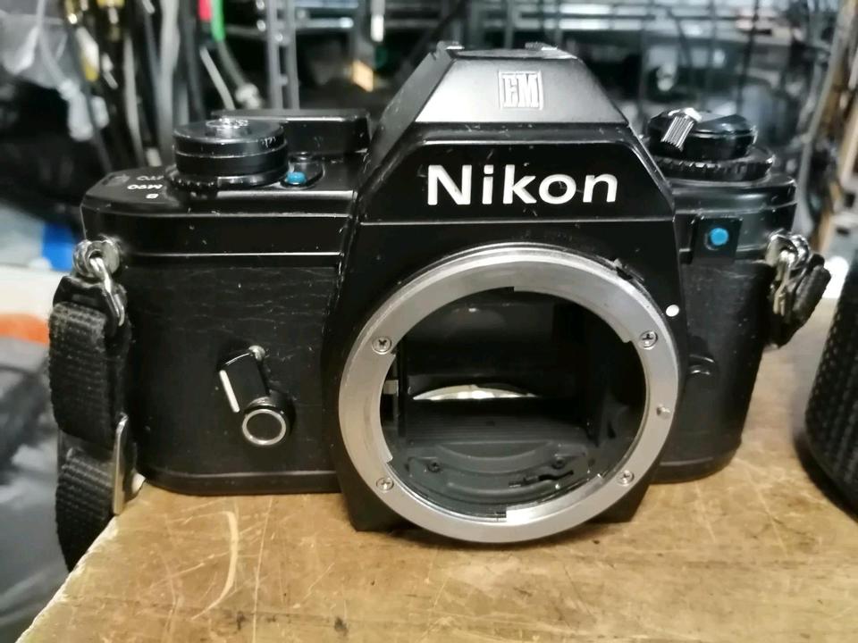 NIKON EM, Analog-Kamera mit Objektiv RMC Tokina 35-105mm