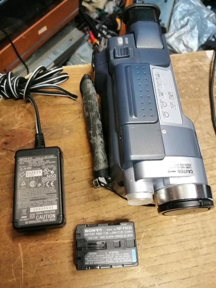 SONY DCR-TRV 145E Digital 8, Videocamera mit Zubehör!!
