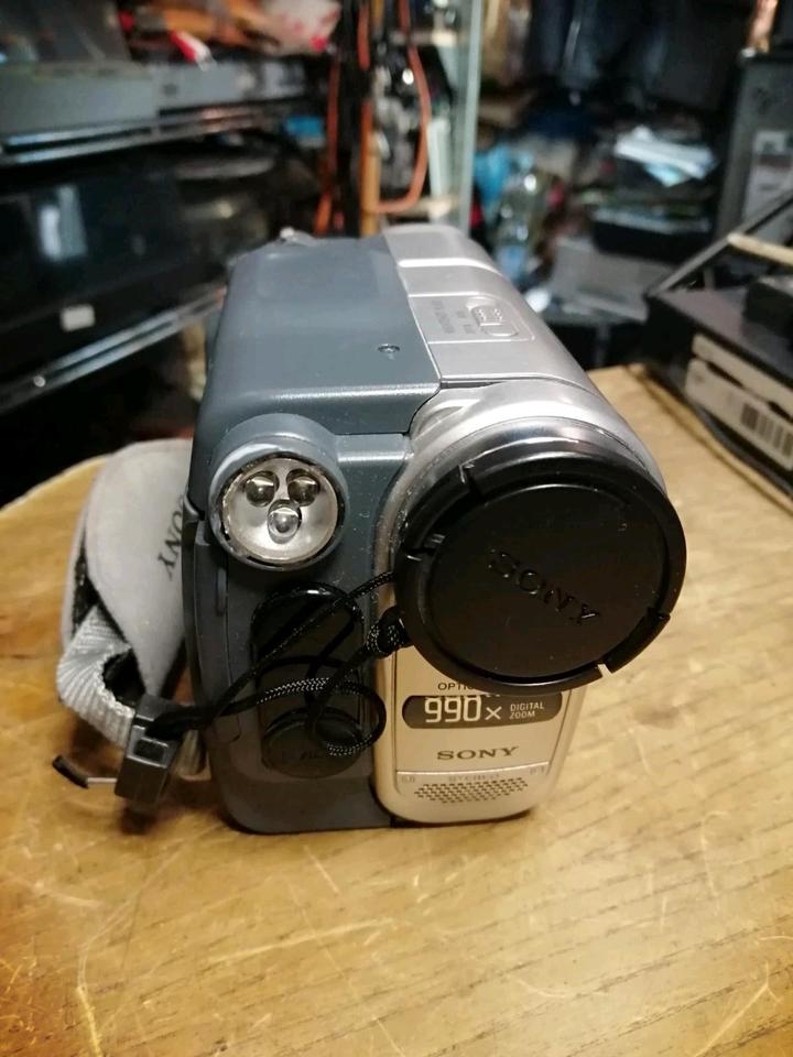 SONY DCR-TRV255E, Videocamera Digital 8, mit Zubehör!!!