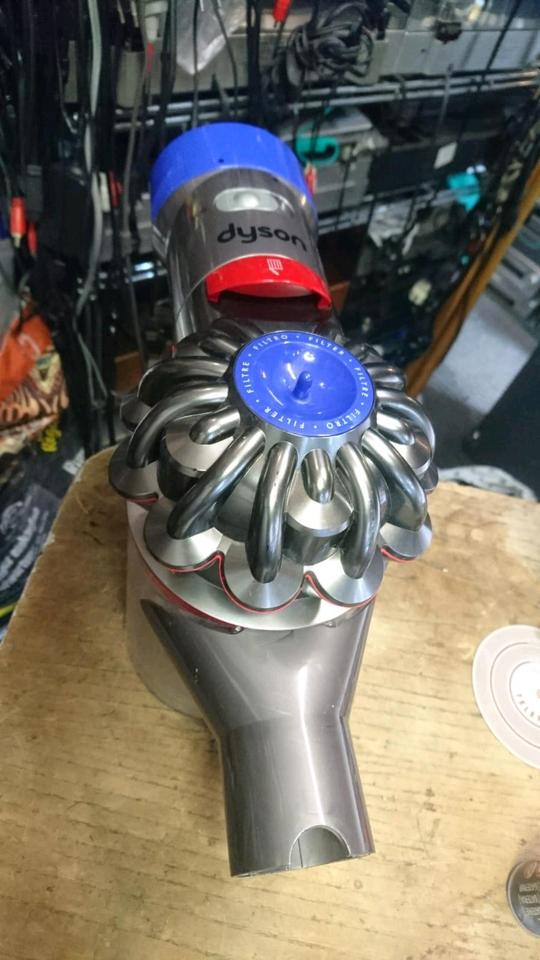 DYSON V8 absolute, Akku-Staubsauger mit Zubehör!!