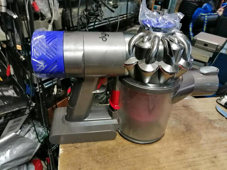 DYSON V6 Fluffy, Akku-Staubsauger mit Zubehör!!