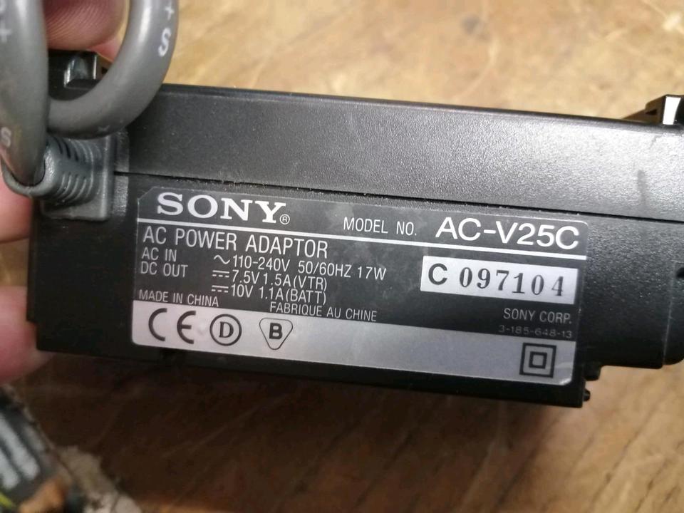 SONY CCD-TR550E, Videocamera Hi8 und Video 8, mit Zubehör!!!