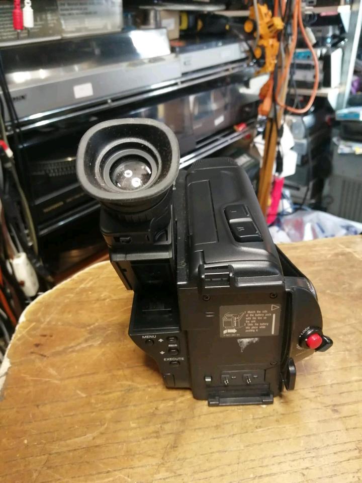 SONY CCD-TR550E, Videocamera Hi8 und Video 8, mit Zubehör!!!