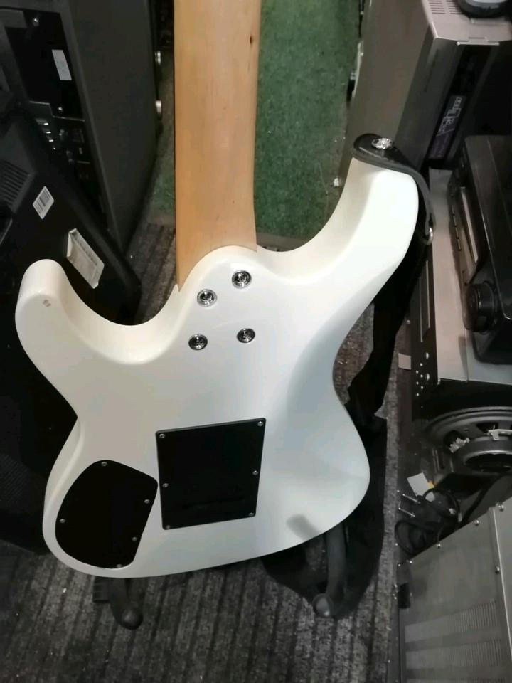 IBANEZ GIO, E-Gitarre, Farbe: weiß, made in China!!!