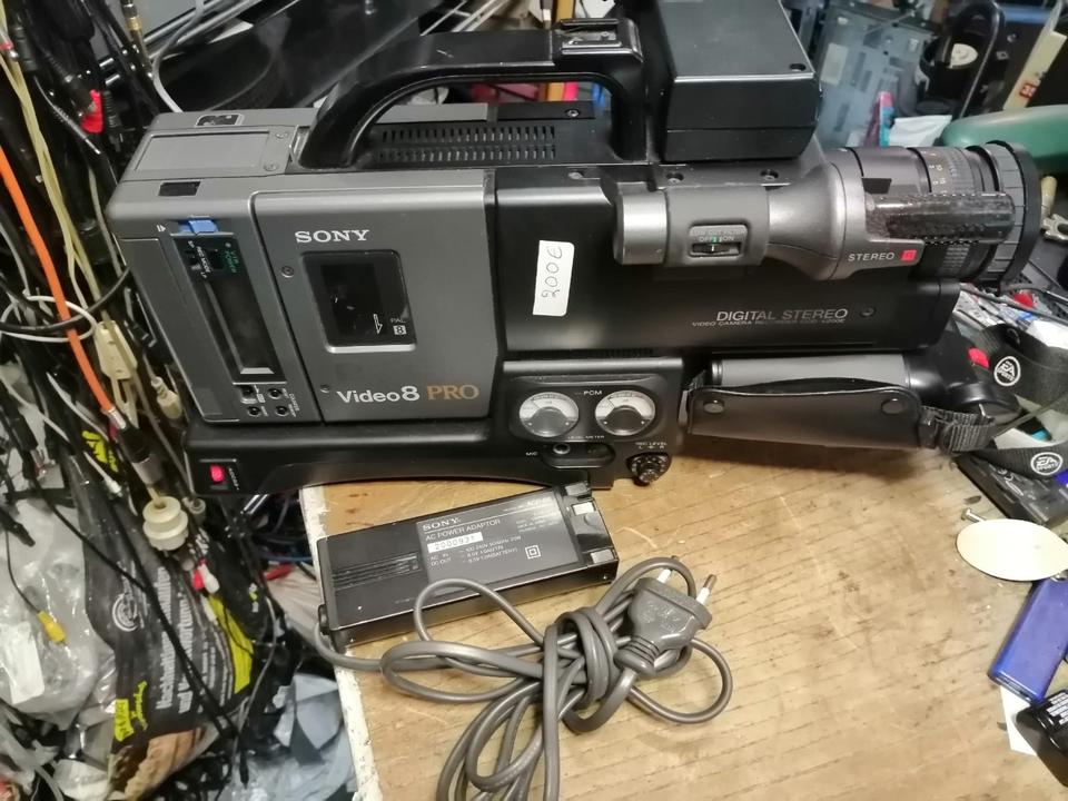 SONY CCD-V200E, Videocamera Video 8 mit Original-Akku!!!
