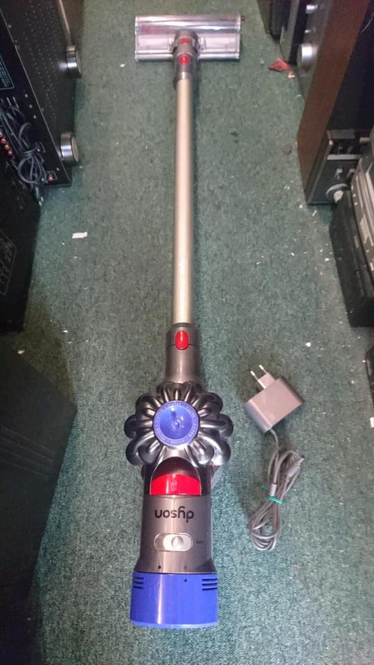 DYSON V8 motorhead, Akku-Staubsauger mit NEUEN Akku + Zubehör!