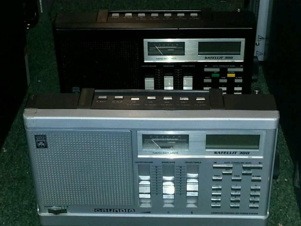 2 GRUNDIG Satellit 300, 2 Radios, Silber und schwarz