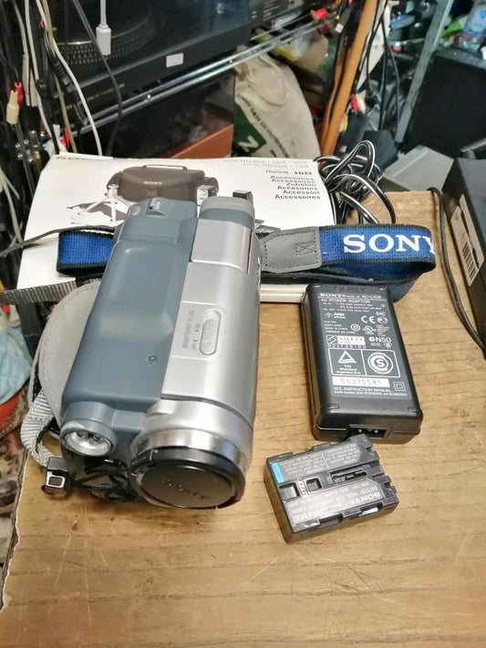 SONY DCR-TRV255E, Videocamera Digital 8, mit Zubehör!!!