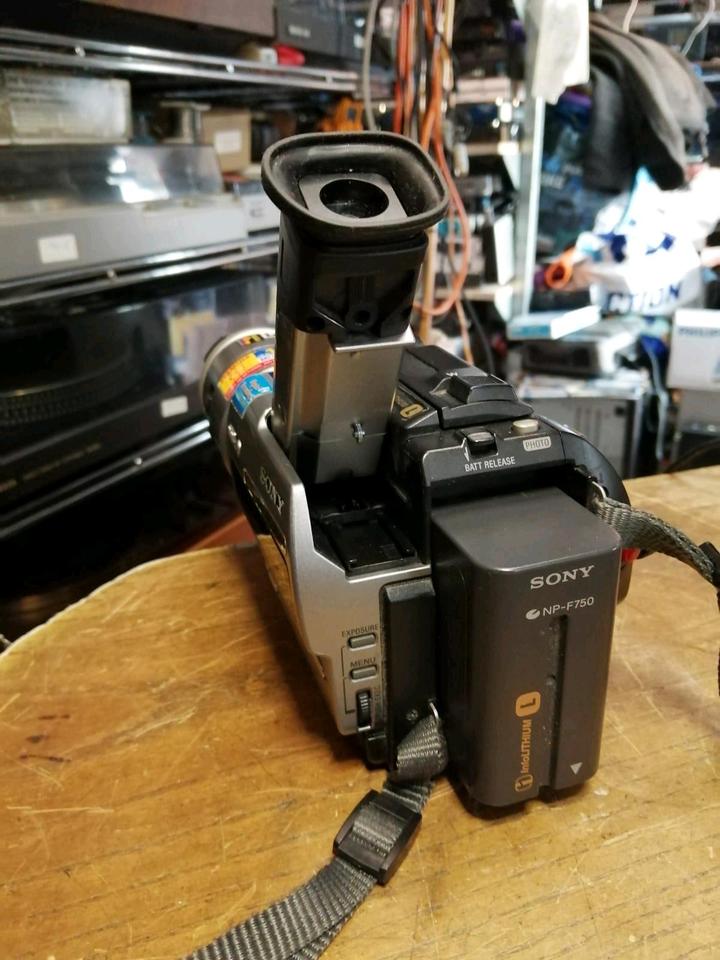 SONY DCR-TR7000E PAL, Videocamera Hi8 und Video 8, mit Zubehör!!