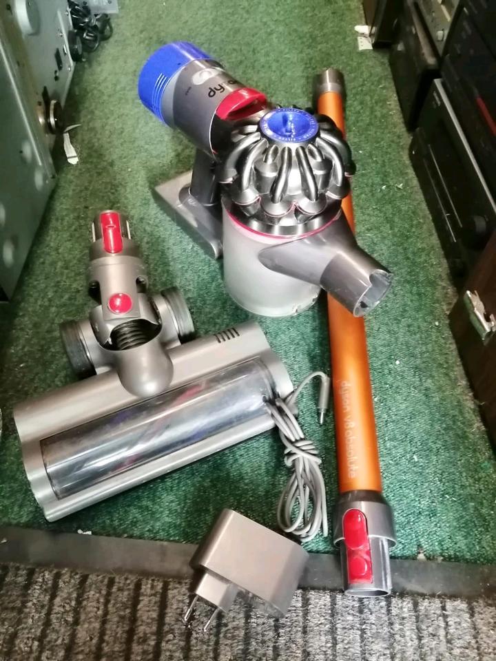 DYSON V8 absolute Akku-Staubsauger, Bürste mit Licht und Zubehör!