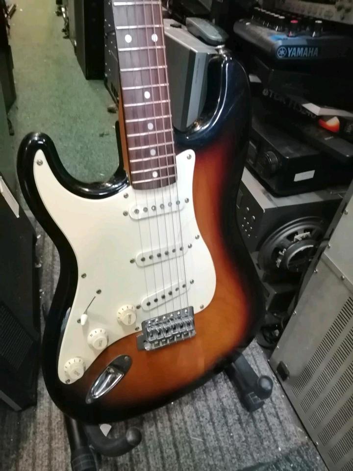 SQUIER STRAT, E-Gitarre für Linkshänder!!