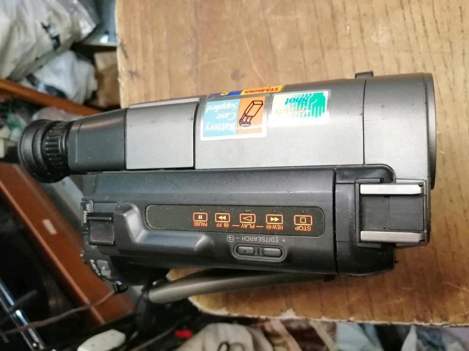 SONY CCD-TR825E, Videocamera Hi8 und Video 8, mit Zubehör!!!