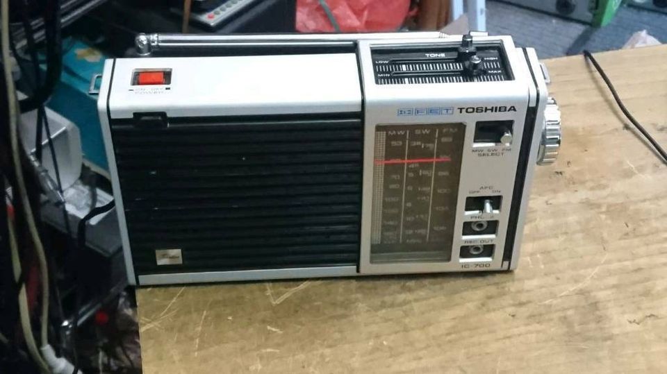 TOSHIBA Solid State IC-700 C, 3 Band Radio, guter Zustand!