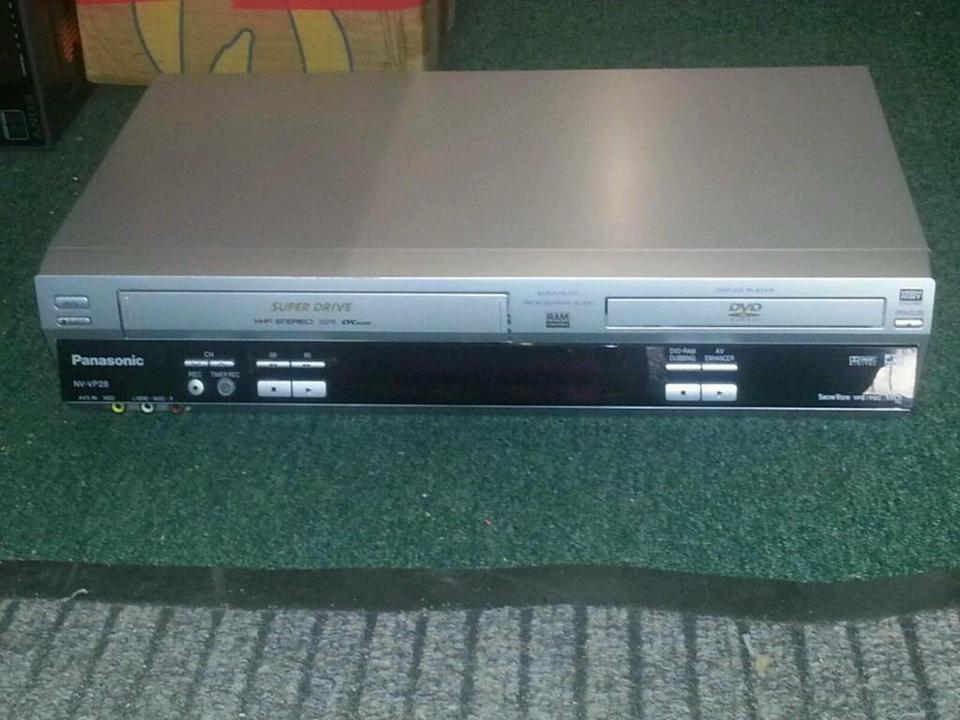 PANASONIC NV-VP28; DVD-Player/Videocassetten-Recorder,toll