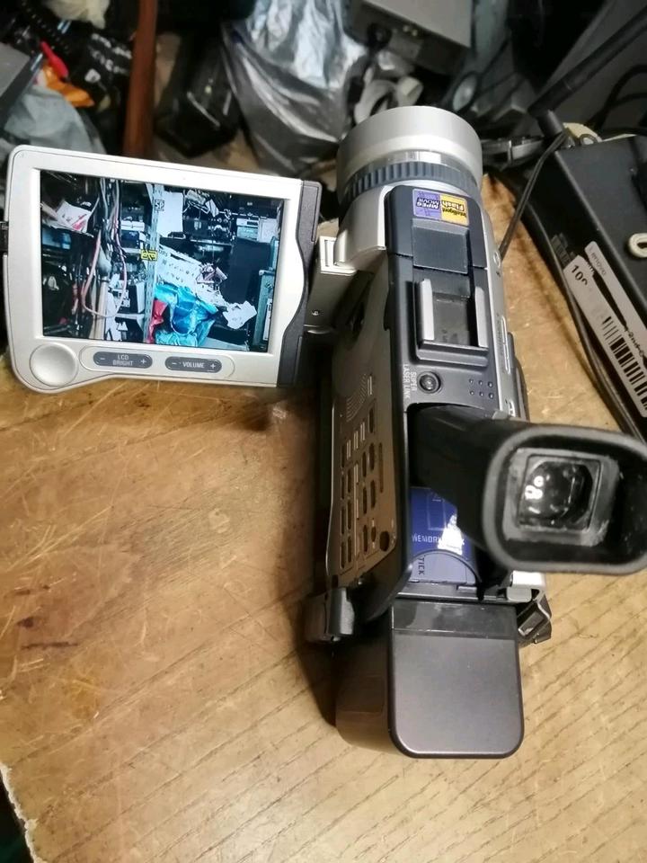 SONY DCR-TRV30E, MD-Videocamera mit Zubehör!!