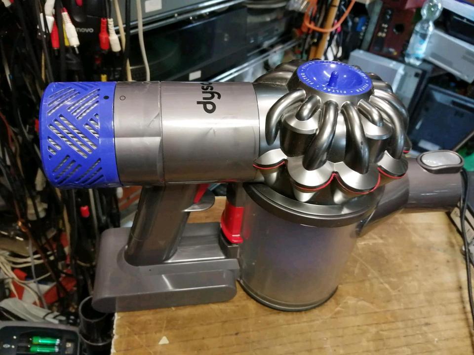 DYSON V6 fluffy, Akku-Staubsauger mit Zubehör