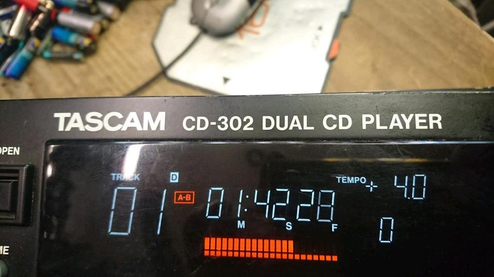 TASCAM CD-302 Dual CD-Player, etwas DEFEKT!!