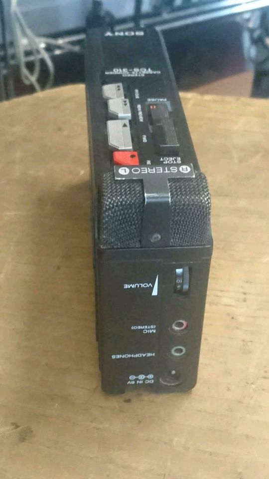 SONY TCS-310 Stereo Walkman, mit Adapter, etwas DEFEKT!