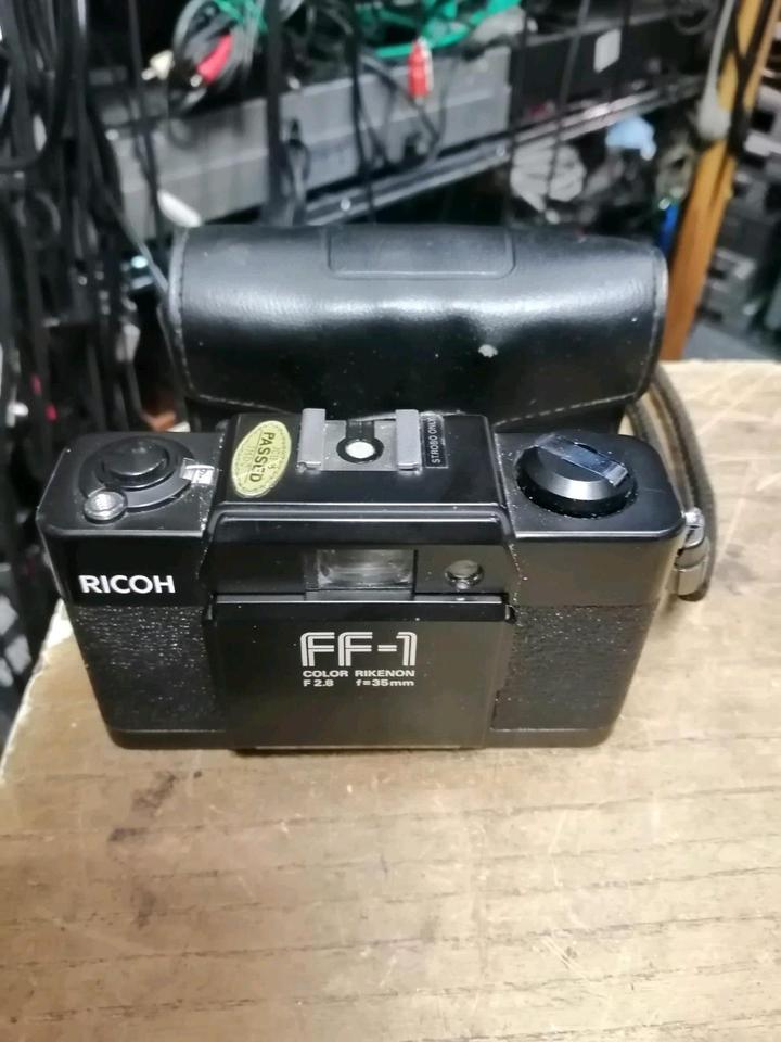 RICOH FF-1 Color Rikenon, Analog-Kamera mit 2 NEUEN Batterien!!