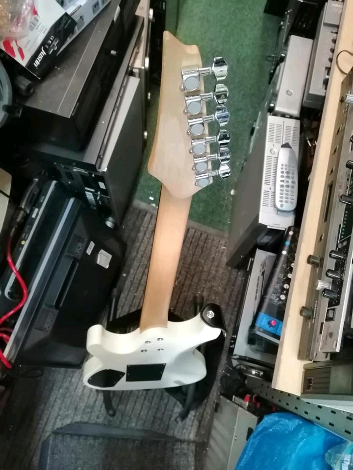 IBANEZ GIO, E-Gitarre, Farbe: weiß, made in China!!!