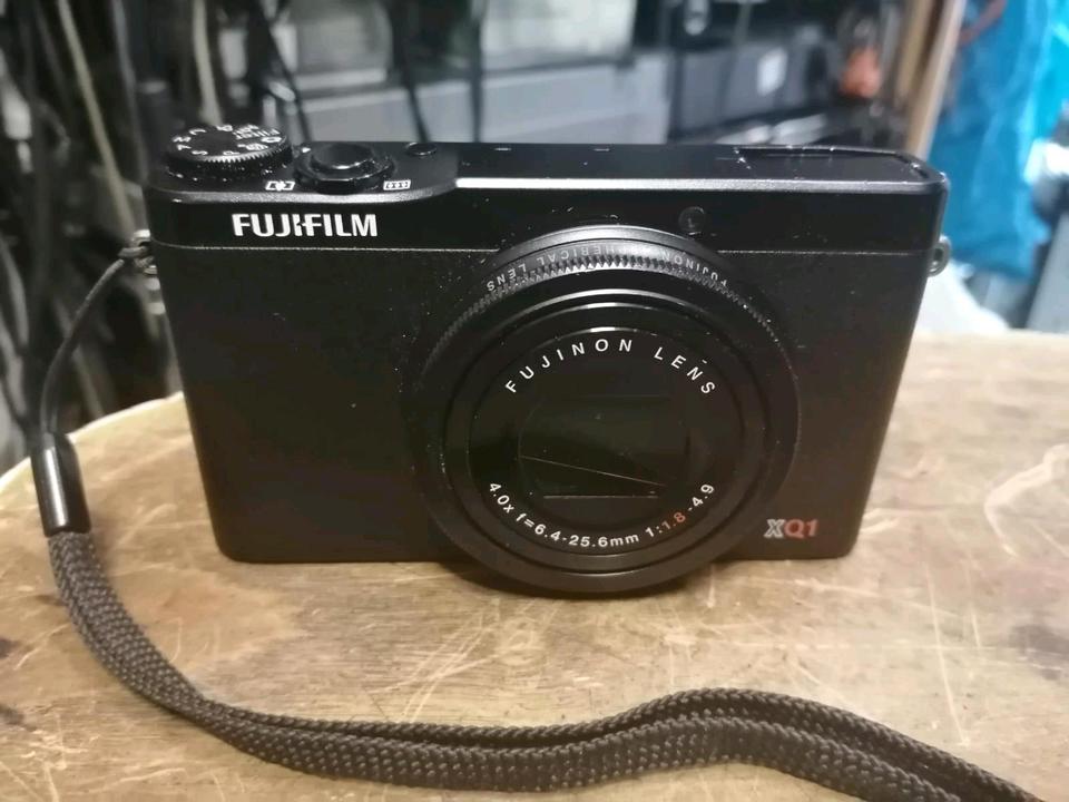 FUJIFILM XQ1, Digital-Kamera mit Zubehör!!