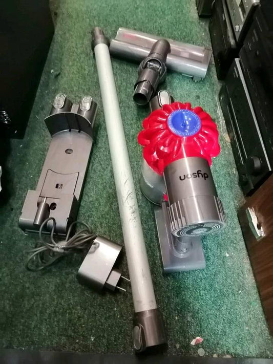 DYSON V6 trigger, Akku-Staubsauger mit NEUEN Akku und Zubehör!!